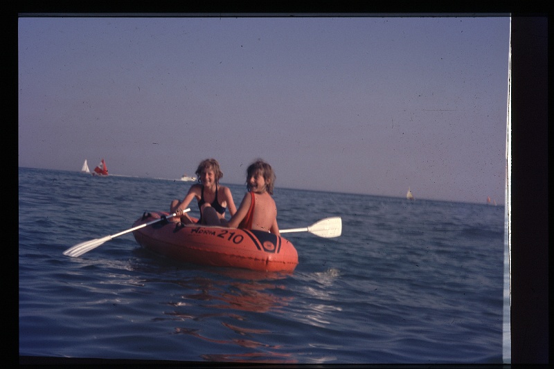 31.Bibione jul 1975 Brigitte,Marion.JPG